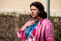 Dahoam is Dahoam – Als Moni ( realisiert, dass es eigentlich Rosis Halstuch ist, bekommt sie ein schlechtes Gewissen.
