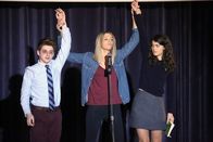 The Mick – Chip (Thomas Barbusca, l.) und Sabrina (Sofia Black-D'Elia, r.) landen unfreiwillig mit ihrer Tante (Kaitlin Olson, M.) auf der Bühne eines Wettbewerbs an ihrer Schule...