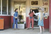 Bless This Mess – Kay Bowman (Lennon Parham, l.); Rio (Lake Bell, Mitte)