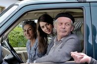 Frühling – Familie Ciller aus Berlin: Hafize (Sebahat Ünal, l.), Yasmin (Ava Celik) und Ali (Vedat Erincin) Honorarfrei - nur für diese Sendung bei Nennung ZDF und Jacqueline Krause-Burberg