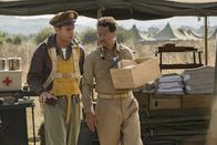 Catch-22 – Yossarian (Christopher Abbott, l.); Doc Daneeka (Grant Heslov, r.)