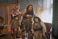 Ghosts – Die Geister heißen Ralf willkommen. (v.l.n.r.) Claudius (Max Giermann), Urs (Jan van Weyde), Griet (Meltem Kaptan).