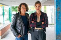 Tatort – L-R: Lena Odenthal (Ulrike Folkerts) und Johanna Stern (Lisa Bitter) bei den Ermittlungen zu ihrem aktuellen Fall, dem Tod eines Schülers.