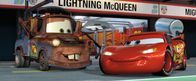 Cars 2 – Der rote Flitzer Lightning McQueen (r.) mit seinem Abschleppwagen-Kumpel Hook (l.)