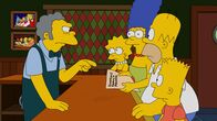 Die Simpsons – Die Entdeckung, die Homer (2.v.r.) in seiner Jackentasche macht, kann nur Moe (l.) leserlich machen. Marge (3.v.l.), Lisa (2.v.l.) und Bart (vorne, r.) sehen zum ersten Mal Fotos, die zeigen, wie sehr Bart Lisa geärgert hat ...