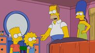 Die Simpsons – Dank der frisch von Moe entwickelten Fotos erinnern sich Homer (2.v.r.) und Marge (r.) daran, wie stark ihre Kinder Bart (l.) und Lisa (2.v.l.) sich doch früher gestritten haben ...