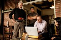 Navy CIS – (v.l.n.r.) Alden Parker (Gary Cole); Nick Torres (Wilmer Valderrama); Timothy McGee (Sean Murray); Jessica Knight (Katrina Law)