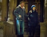 Elementary – Gareth Lestrade (Sean Pertwee, l.) hat seinen Auftrag bei Holmes und Watson (Lucy Liu, r.) eigentlich längst erfüllt, macht aber keine Anstalten, wieder eigene Wege zu gehen ...