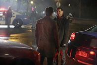 Castle – Javier (Jon Huertas, r.) muss Castle (Nathan Fillion, l.) informieren, dass eine seiner Theorien falsch ist ...