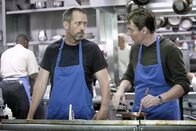 Dr. House – Nach dem Entschluß, sein altes Leben hinter sich zu lassen, besucht House (Hugh Laurie, l.) mit seinem Freund Wilson (Robert Sean Leonard) einen Kochkurs und entdeckt dabei ein ganz neues Gebiet für sich.