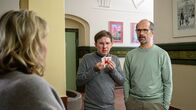 Lehrer kann jeder! – Als Richard (Christoph Maria Herbst, r.) den notorischen Nasenbluter Johannes Rauch (Florian Appelius, M.) aus seiner Klasse zur Schultoilette begleitet, wird er dabei von Rektorin Klimm (Ramona Kunze-Libnow, l.) zur Rede gestellt.
