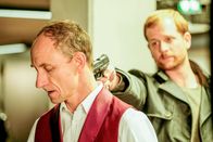 Die Chefin – Alexander Zöllmann (Michael Schenk, l.) wird von Max Murnau (Christoph Schechinger, r.) festgenommen nachdem er ein Wagen präpariert hatte.