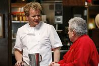 In Teufels Küche mit Gordon Ramsay – Das Lokal "Jack's Waterfront" ist während der Sommermonate eigentlich ein beliebter Treffpunkt für Wassersportler. Doch aufgrund der mittelmäßigen Qualität des Essens und einem fehlenden Management, schlittert das Restaurant auf die Pleite zu. Gordon Ramsay (l.) soll helfen ...