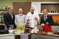 Switch Reloaded – Im Kochstudio: (v.l.n.r.) Gerhard Delling (Michael Müller), Horst Lichter (Michael Kessler), Johann Lafer (Max Giermann) und Günter Netzer (Peter Nottmeier) ...