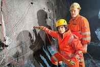 Mona mittendrin – Mona Vetsch bereitet mit Mineur Franz Gössnitzer eine Sprengung im Gotthardtunnel vor.