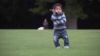Babys – Während Bayar und Ponijao mit selbst gebasteltem Spielzeug oder Dreck spielen, schnappt sich Mari (Bild) gerne mal das Handy ihrer Eltern ...