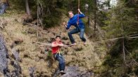 Checker Julian – Checker Julian mit Slackline-Weltmeister Friedi auf einer Line in luftiger Höhe