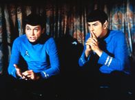 Raumschiff Enterprise – Die Crew von Captain Kirk ist auf dem Planeten Capella IV in einen Hinterhalt geraten und wurde gefangen genommen. Dr. McCoy (DeForest Kelley, l.) und Mr. Spock (Leonard Nimoy, r.) beraten sich über Fluchtmöglichkeiten...