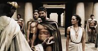 300 – Als 15-Jähriger wurde er aufgrund eines Rituals alleine in die Wildnis geschickt und musste dort gegen einen wilden Wolf kämpfen. 25 Jahre später ist dieser Junge König Leonidas (Gerard Butler, 2.v.l.) von Sparta, glücklich verheiratet mit Gorgo (Lena Heady, l.) und im Krieg mit dem persischen Großkönig Xerxes und seiner riesigen Armee ...