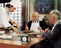 Brust oder Keule – Als Liebhaber von gutem Essen, gibt es niemanden, den Charles (Louis de Funès, M.) so verabscheut wie Jacques Tricatel, ein Hersteller von Fertigerichten. Kein Wunder also, dass er diesem den Krieg erklärt ...