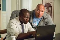 Central Intelligence – Calvin (Kevin Hart, l.) gefällt es ganz und gar nicht, dass Bob (Dwayne Johnson, r.) seinen Laptop für illegales Hacking benutzt.