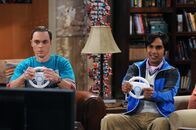 The Big Bang Theory – Sind etwas anders: Sheldon (Jim Parsons, l.) und Raj (Kunal Nayyar, r.) ...