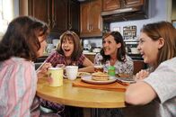 The Middle – Sue (Eden Sher, r.) ist völlig aus dem Häuschen, weil sie an Thanksgiving Teil der Klatsch-Runden von Pat (Marsha Mason, l.), Frankie (Patricia Heaton, 2.v.l.) und Janet (Molly Shannon, 2.v.r.) sein darf. Unterdessen will Mike seinem Sohn Axl zeigen, wie man Mädchen beeindruckt ...