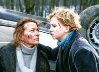 Hinter Gittern - Der Frauenknast – Nach dem Autounfall will Bine (Anette Hellwig, re.) von Eva (Karen Böhne) wissen, warum sie sie so gequält hat.