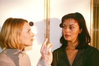 Hinter Gittern - Der Frauenknast – Anna (Bettina Kramer li.) entdeckt, dass Elke (Monika Guthmann) mit Drogen dealt und stellt sie zur Rede.