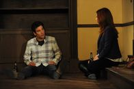 How I Met Your Mother – Während Marshall nach Minnesota fährt, um sich bei seiner Familie zu verabschieden, bevor er nach Rom zieht, zeigt Ted (Josh Radnor, l.) Lily (Alyson Hannigan, r.) sein Haus ...