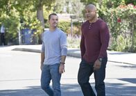 Navy CIS: L.A. – Untersuchen eine Reihe von Mordfällen, die Marinesoldaten betreffen, deren Kinder in Militärakademien ausgebildet werden: Callen (Chris O'Donnell, l.) und Sam (LL Cool J, r.) ...