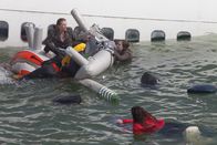 Miracle Landing on the Hudson – REENACTMENT: Die Passagiere versuchen, sich über Wasser zu halten, nachdem das Flugzeug ins Wasser gestürzt ist.