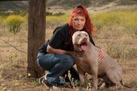 Pitbulls auf Bewährung – AGUA DULCE, CA - MAY 25TH: Tia Maria Torres poses with one of her personal dogs on ranch land at Torres' Villalobos Rescue Center in Agua Dulce, California, on Tuesday , May 25th, 2010. photo by Stephanie Diani/Getty Images for Discovery Communications