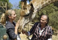 Das Traumhotel – Mike (Wolfgang Fierek) weist die Tierärztin Katharina Kühn (Lara Joy Körner) in ihren neuen Arbeitsplatz ein.