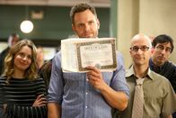 Community – Kann ein uralter Vertrag, den Britta (Gillian Jacobs, l.), Jeff (Joel McHale, M.) und Dean Pelton (Jim Rash, r.) aufgetrieben haben, den Verkauf des Greendale Colleges verhindern?