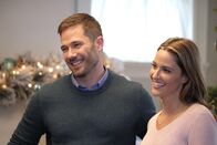 Maggies Weihnachtswunder – L-R: Casey (Luke Macfarlane) and Maggie (Jill Wagner)