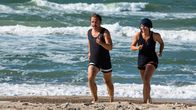 Seebad-Saga – Grosserer Georg Madsen (Lars Ranthe, l.) und Therese Madsen (Anne Louise Hassing, r.)