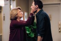 9JKL – Judy (Linda Lavin, l.); Josh (Mark Feuerstein, r.)