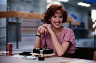 The Breakfast Club – Nach einem Einkaufsbummel, für den sie die Schule geschwänzt hat, muss Claire Standish (Molly Ringwald) an einem Samstagnachmittag mit anderen Mitschülern nachsitzen. Anfangs sind sich die Schüler völlig fremd sind, doch schon bald kommen sie sich näher ...