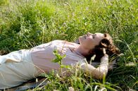 Die Durrells auf Korfu – Nach ihren romantischen Abenteuern genießt Louisa (Keeley Hawes) ihre Zeit für sich allein in der Sonne Korfus.