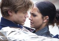 MacGyver – Angus MacGyver (Lucas Till, l.), Riley Davis (Tristin Mays, r.)
