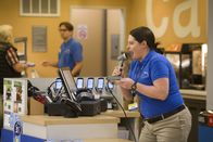 Superstore – Dina (Lauren Ash) ruft ihr Team zu einem wichtigen Krisenmeeting aus. Was passt ihr heute wieder nicht?
