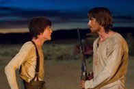 Todeszug nach Yuma – Fast zu spät erkennt William (Logan Lerman, l.), dass sein Vater (Christian Bale, r.) nicht nur ein Kämpferherz besitzt, sondern auch für seine Familie bereit ist, sein Leben zu geben - und dies alles, ohne die Gesetze von Moral und Anstand zu brechen ...