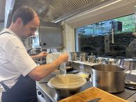 Restaurantlegenden – Klemens Gold in seiner Küche bei den Vorbereitungen des Essens