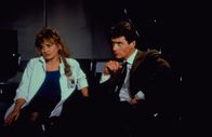 Columbo – Dr. Paula Hall (Karen Austin, l.); Elliott Blake (Anthony Andrews, r.)