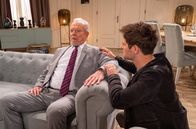 Sturm der Liebe – Massimo (Philip Birnstiel, r.) unterstützt Werner (Dirk Galuba, l.), dem die Nachricht, dass Sophia Anteilseignerin ist, auf den Kreislauf schlägt.