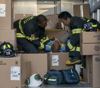 9-1-1 Notruf L.A. – Henrietta 'Hen' Wilson (Aisha Hinds, li.) und Howie 'Chimney' Han (Kenneth Choi, re.)