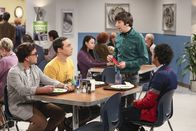 The Big Bang Theory – Als Howard (Simon Helberg, 2.v.r.) Leonard (Johnny Galecki, l.) und Sheldon (Jim Parsons, 2.v.l.) zu Halleys Geburtstagsparty einlädt und Raj (Kunal Nayyar, r.) nicht, droht der Streit zwischen den beiden zu eskalieren ...