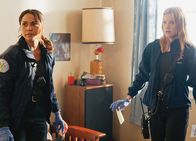 Chicago Fire – Chicago Fire Einsatz in Chicago - Pilot Staffel 1, Episode 1 Werden bedroht: Monica Raymund als Gabriela Dawson, Lauren German als Leslie Shay