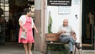 Einfach Rosa - Die zweite Chance – Meral (Sara Fazilat) verabschiedet von ihrem Vater Emre (Orhan Güner).